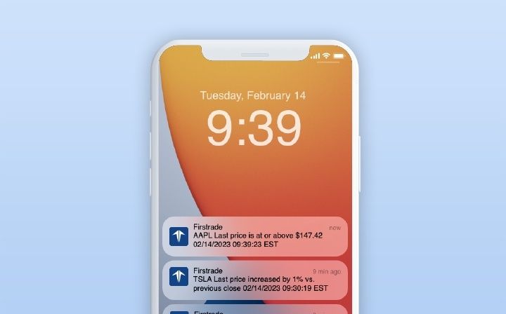 Mobiltelefon visar prisaviseringar från en prisbevakningstjänst