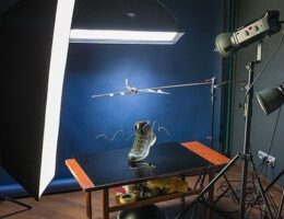 Produktvideostudio med kamera, studioblixtar och en sko på ett bord
