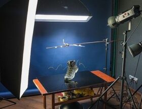 Produktvideostudio med kamera, studioblixtar och en sko på ett bord